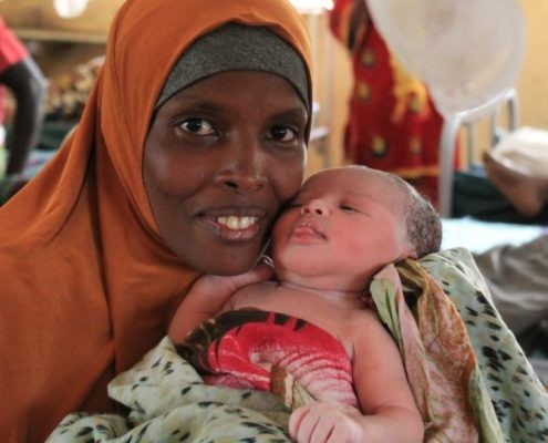 Mutter mit Neugeborenem im Flüchtlingscamp Kakuma._©GEMEINSAM FÜR AFRIKA/Anger