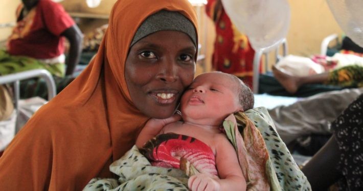 Mutter mit Neugeborenem im Flüchtlingscamp Kakuma._©GEMEINSAM FÜR AFRIKA/Anger