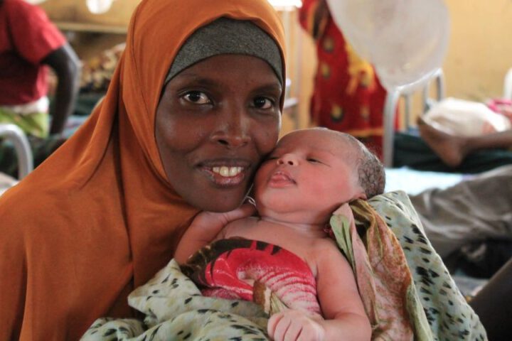 Mutter mit Neugeborenem im Flüchtlingscamp Kakuma._©GEMEINSAM FÜR AFRIKA/Anger