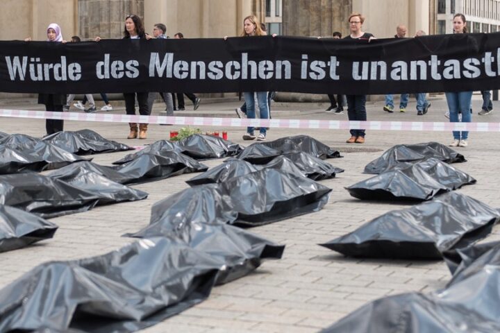 Unsere Straßenaktion 2017 zum Thema Menschenrechte und Flucht._©Foto: GEMEINSAM FÜR AFRIKA/Pablo Ruiz Holst