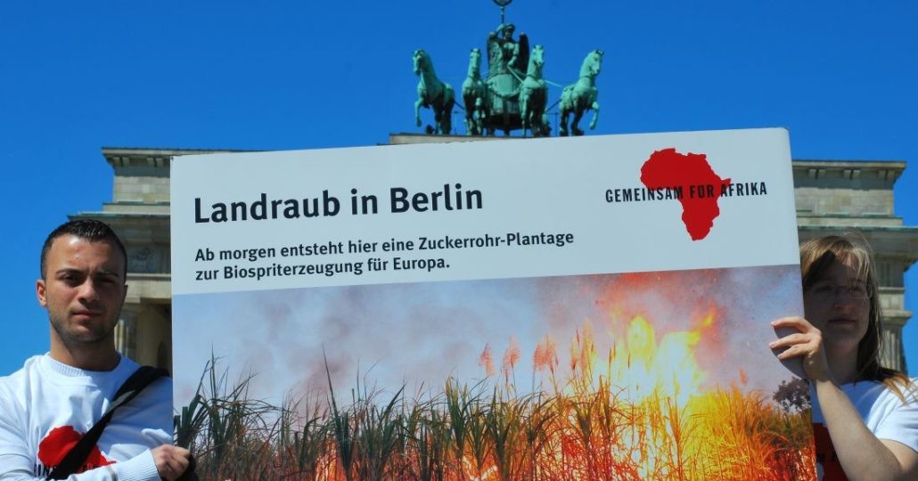 Straßenaktion 2012: Stoppt Landraub!_©GEMEINSAM FÜR AFRIKA