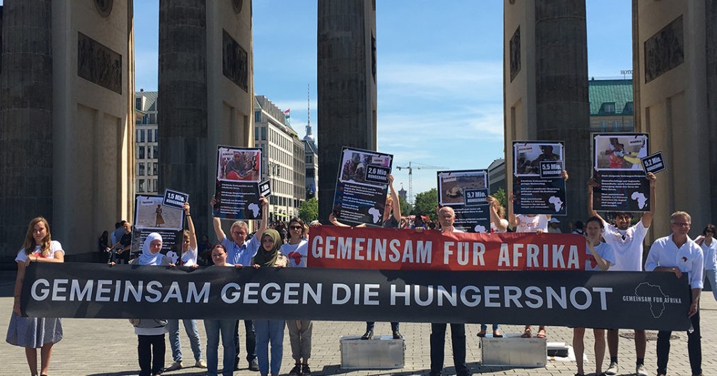 Anlässlich der Hungernot in Afrika demonstriert GEMEINSAM FÜR AFRIKA vor dem Brandenburger Tor in Berlin ©Jonas Walter / GfA