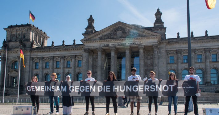 Straßenaktion gegen die Hungersnot_©GEMEINSAM FÜR AFRIKAJonas-Walter