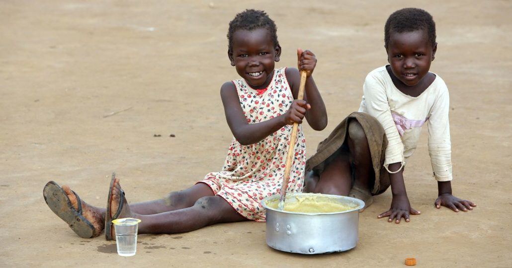 Kinder in Uganda bei der Essenszubereitung._©GEMEINSAM FÜR AFRIKA/Trappe