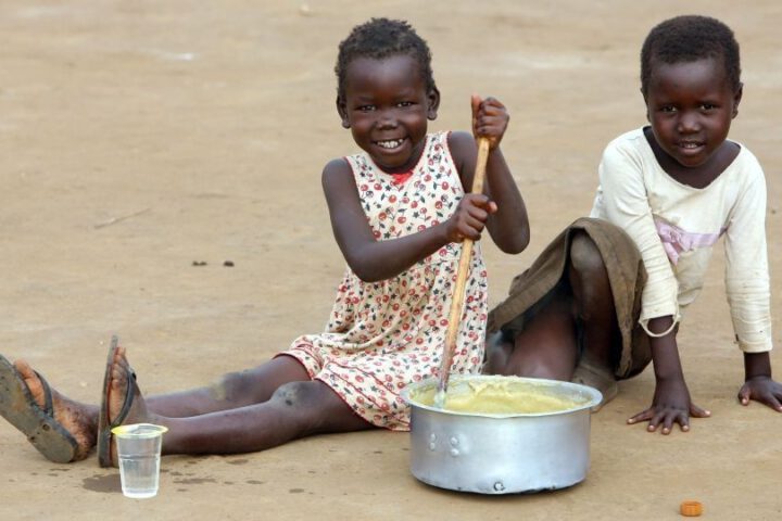 Kinder in Uganda bei der Essenszubereitung._©GEMEINSAM FÜR AFRIKA/Trappe