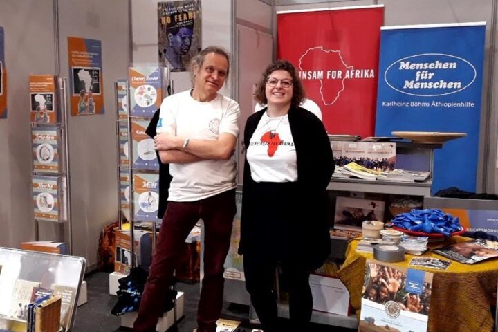 Steffen Klemmt von Menschen für Menschen und Anna Ueberham von GEMEINSAM FÜR AFRIKA vor dem GfA Stand auf der didacta 2018 in Hannover ©Anna Ueberham/ GEMEINSAM FÜR AFRIKA