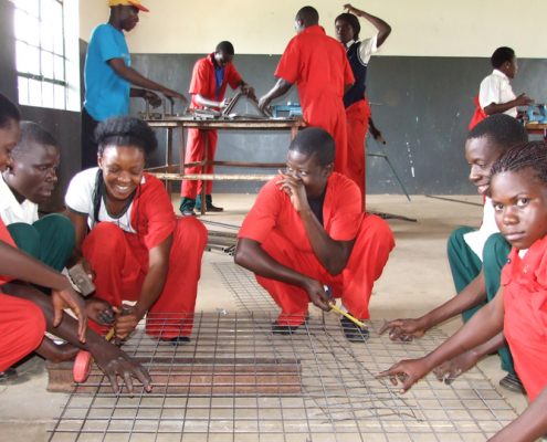 Immer mehr Mädchen lernen in den Bildungszentren auch die männertypischen Berufen wie Schweißer oder Metallbauer._©Don Bosco Mondo