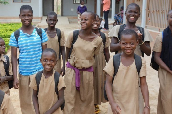 Die Kinder im Zentrum Kandyaa machen sich auf den Weg in die Schule. Fröhlich! Viele von ihnen hatten zuvor keine Möglichkeit, zu lernen und zu spielen. Nun gehören zu den Besten ihrer Klasse. Im Kinderschutzzentrum werden sie fürsorglich begleitet bis sie in ein familiäres Umfeld zurückkehren können.©Horst Buchmann