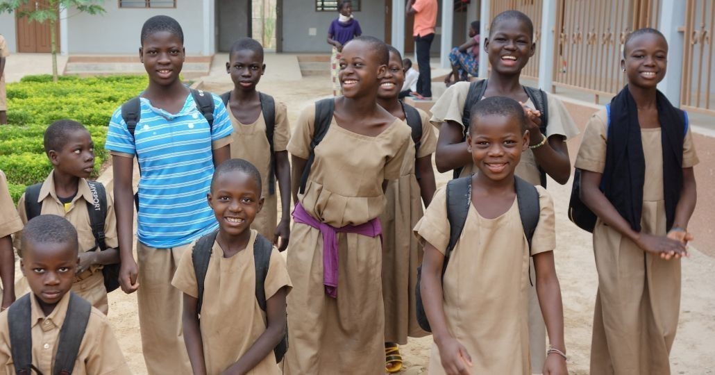 Die Kinder im Zentrum Kandyaa machen sich auf den Weg in die Schule. Fröhlich! Viele von ihnen hatten zuvor keine Möglichkeit, zu lernen und zu spielen. Nun gehören zu den Besten ihrer Klasse. Im Kinderschutzzentrum werden sie fürsorglich begleitet bis sie in ein familiäres Umfeld zurückkehren können.©Horst Buchmann