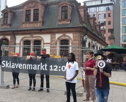 Sklavenmarkt in Frankfurt. Drei "Sklav*innen" im Käfig. ©GEMEINSAM-FUER-AFRIKA