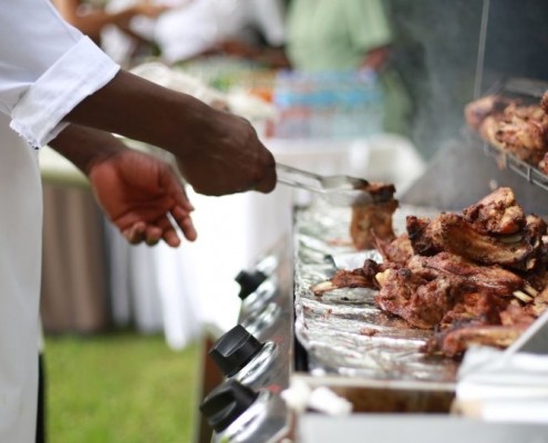 Ein Mann, der Fleisch grillt_©Andrew Itaga