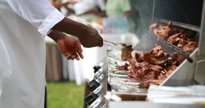 Ein Mann, der Fleisch grillt_©Andrew Itaga