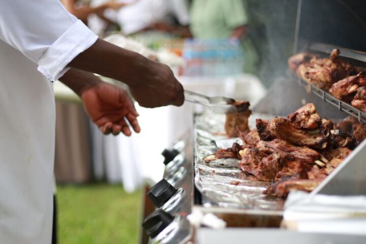 Ein Mann, der Fleisch grillt_©Andrew Itaga