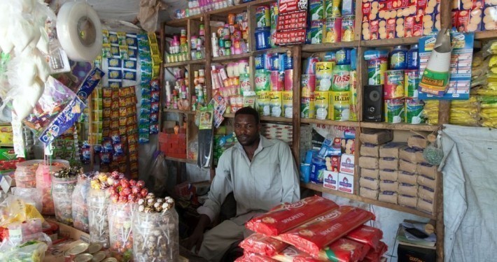 Ein Mann in seinem Geschäft in Kenia_©Gemeinsam für Afrika/Stefan Trappe