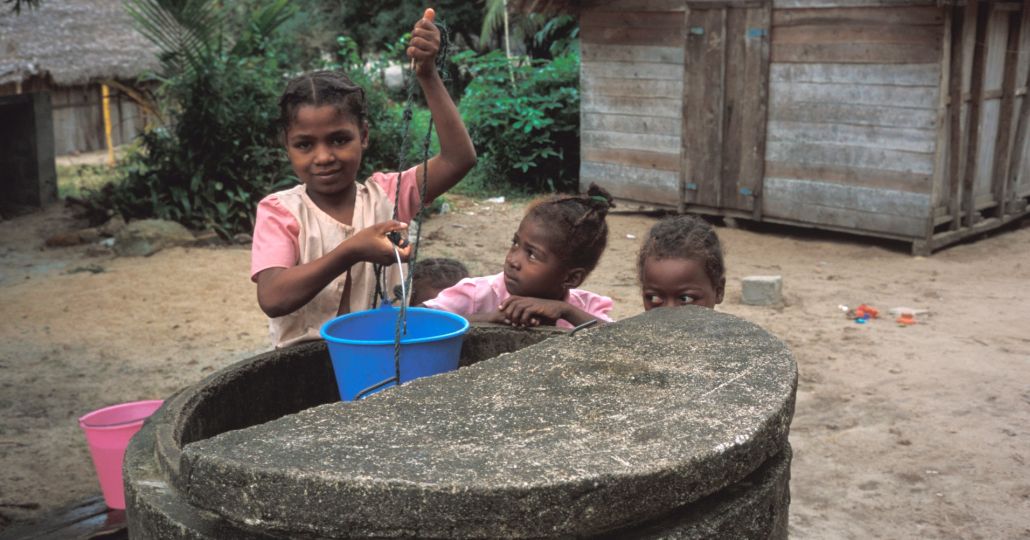 Mädchen schöpft Wasser_©Care 2001/Brian Atkinson