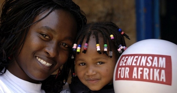 Eine Frau mit ihrem Kind und einem Luftballon in Kenia_©Gemeinsam für Afrika