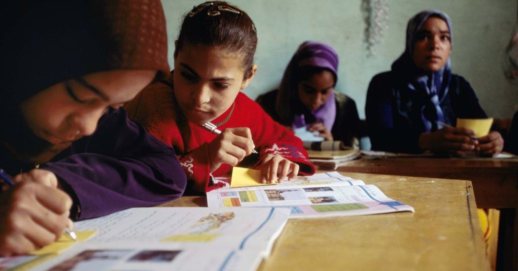 Unterricht zweier Mädchen in Ägypten_©2004 CARE/Josh Estey