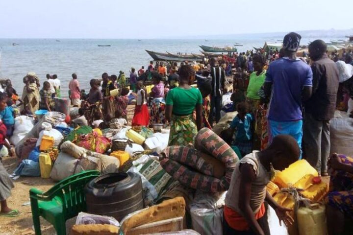 Tausende von Flüchtlingen, die vor den Konflikten im Ostkongo fliehen, sind auf der ugandischen Seite des Albertsees angekommen._© CARE