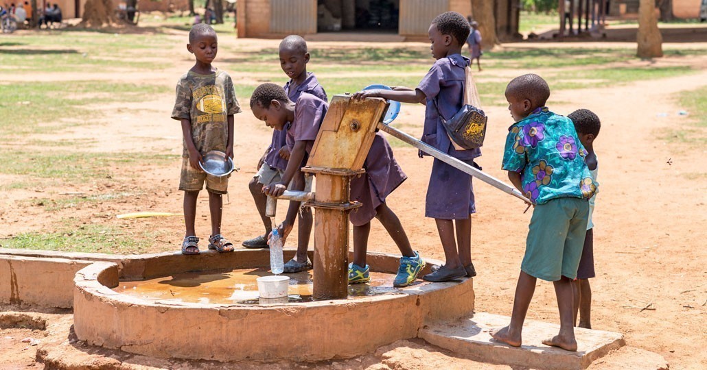 Die Mitgliedsorganisationen von GEMEINSAM FÜR AFRIKA fördern in Hunderten Projekten die Versorgung mit sauberem Trinkwasser._© GEMEINSAM FÜR AFRIKA
