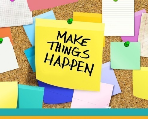 Symbolbild "Organisation": Post-It mit Aufschrift "Make things happen"