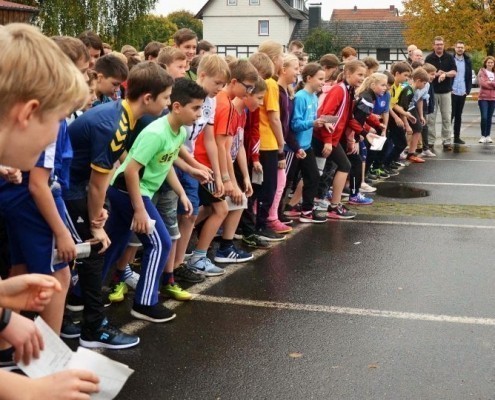 Schüler*innen der Gesamtschule Niederaula nehmen an einem Spendenlauf für GEMEINSAM FÜR AFRIKA teil.