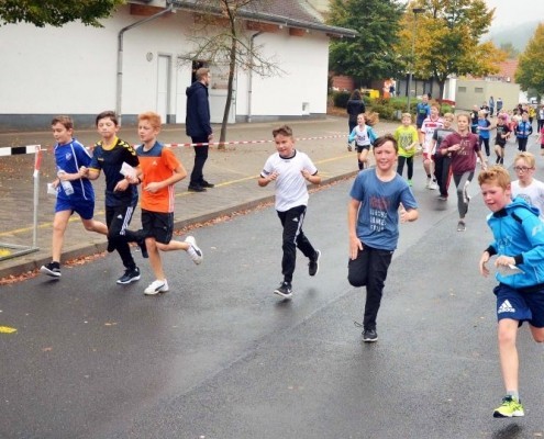 Schüler*innen der Gesamtschule Niederaula nehmen an einem Spendenlauf für GEMEINSAM FÜR AFRIKA teil.