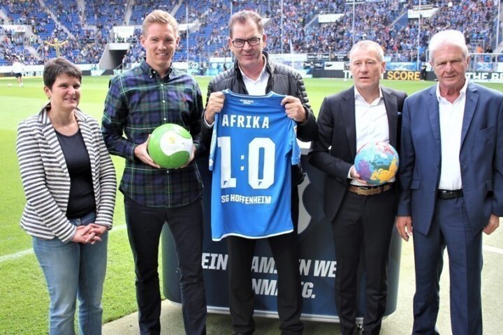 Gemeinsames Engagement für Afrika (von links nach rechts): Tanja Gönner (Vorstandssprecherin der GIZ), Julian Nagelsmann (Trainer TSG Hoffenheim), Gerd Müller (Bundesentwicklungsminister), Peter Görlich (TSG-Geschäftsführer) und Dietmar Hopp._©TSG 1899 Hoffenheim