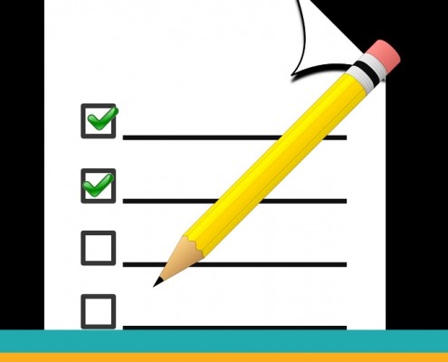 Symbolbild "Evaluation": Stift mit Checkliste