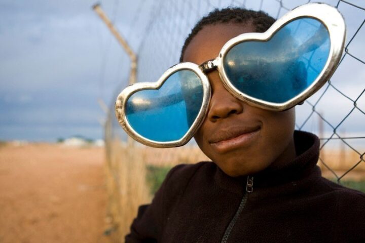 Eine Flüchtlingskind mit selbstgebastelter Herzbrille im Camp Osire, Angola. Eine Flüchtlingskind mit selbstgebastelter Herzbrille im Camp Osire, Angola._©UNHCR / Brandon Bannon