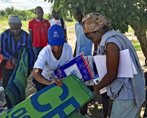 Gemeinsam mit anderen Hilfsorganisationen verteilen UNHCR-Helfer lebensrettende Güter an die Überlebenden des Zyklons in Mosambik, Simbabwe und Malawi. _© UNHCR / David Banda