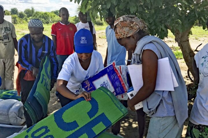 Gemeinsam mit anderen Hilfsorganisationen verteilen UNHCR-Helfer lebensrettende Güter an die Überlebenden des Zyklons in Mosambik, Simbabwe und Malawi. _© UNHCR / David Banda