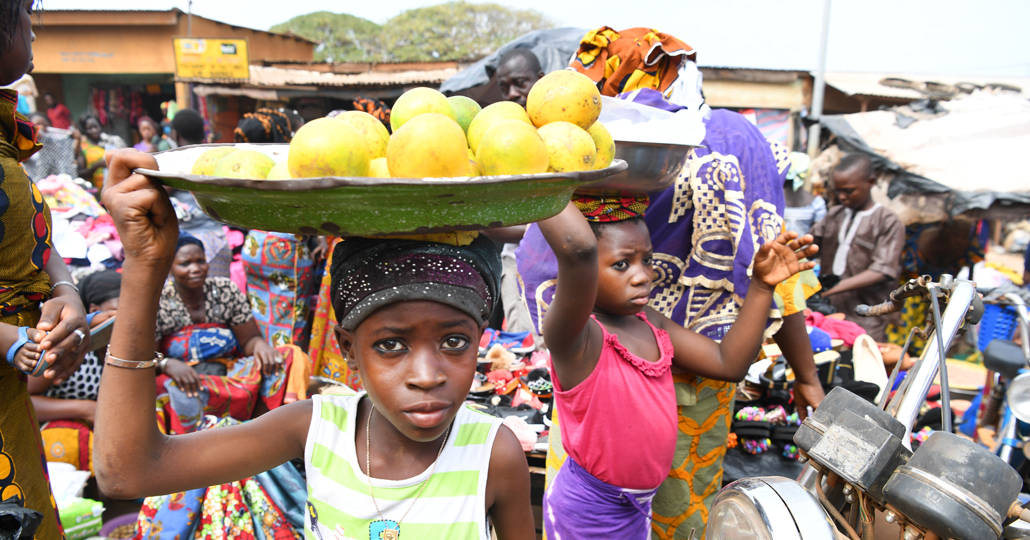 Kinder verkaufen Lebensmittel auf einem Markt in der Elfenbeinküste_© UNICEF/Frank Dejongh