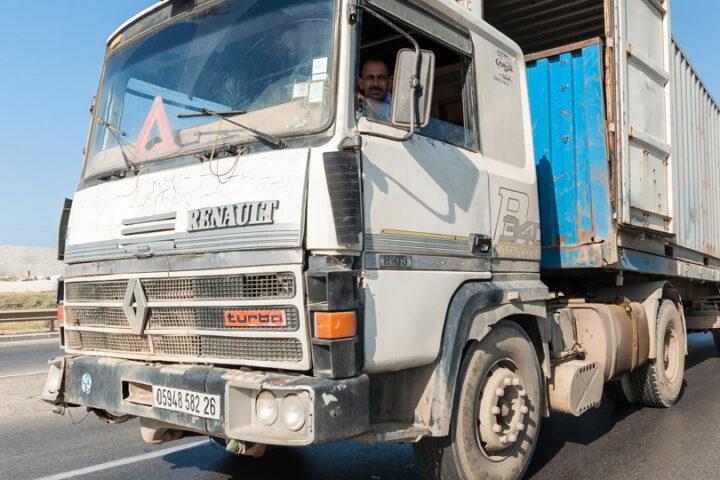 Ein LKW auf den Straßen Algeriens.