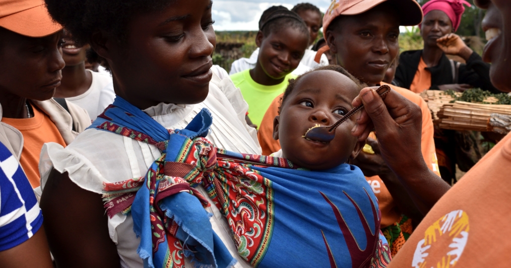In Ländern wie Sambia, Madagaskar und Südsudan versorgt CARE mangelernährte Kinder mit wertvollen Nährstoffen, damit sie wieder zu Kräften kommen.