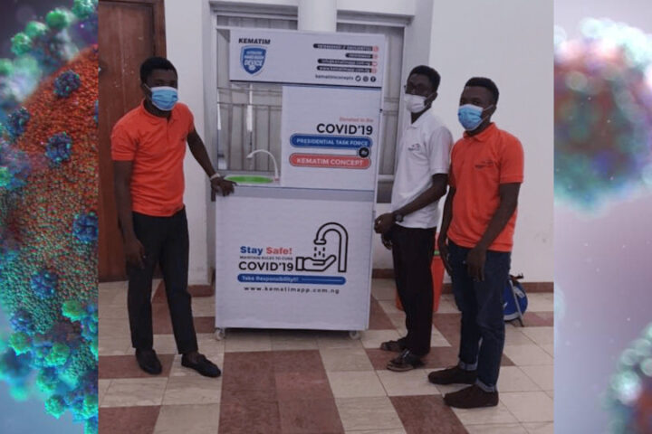 Marvelous Taye Ayodele & Innocent Kehinde Ayodele (in Orange) mit ihrem vollautomatischen Handwaschgerät