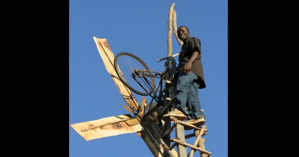 William Kamkwamba auf seiner Windmühle