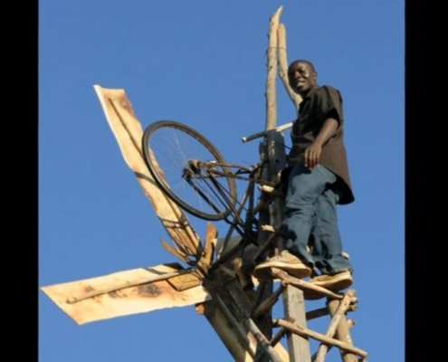 William Kamkwamba auf seiner Windmühle