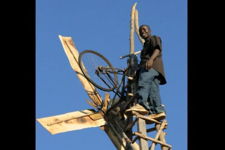 William Kamkwamba auf seiner Windmühle