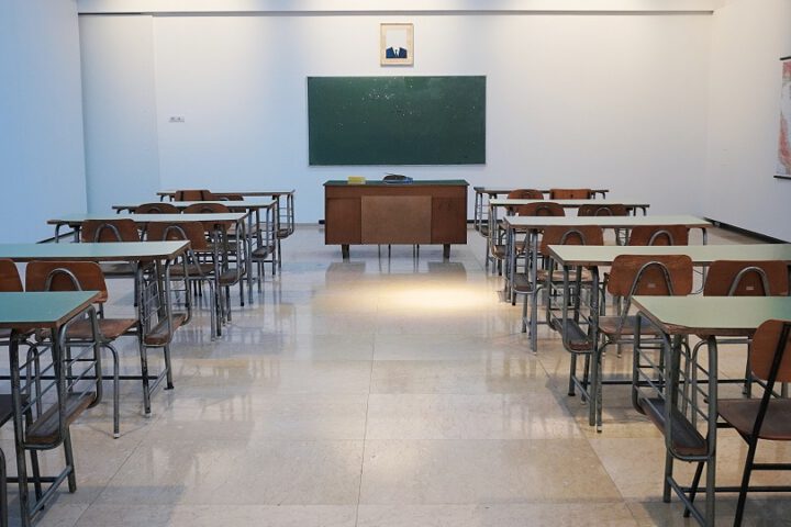 Symbolbild: Leeres Klassenzimmer