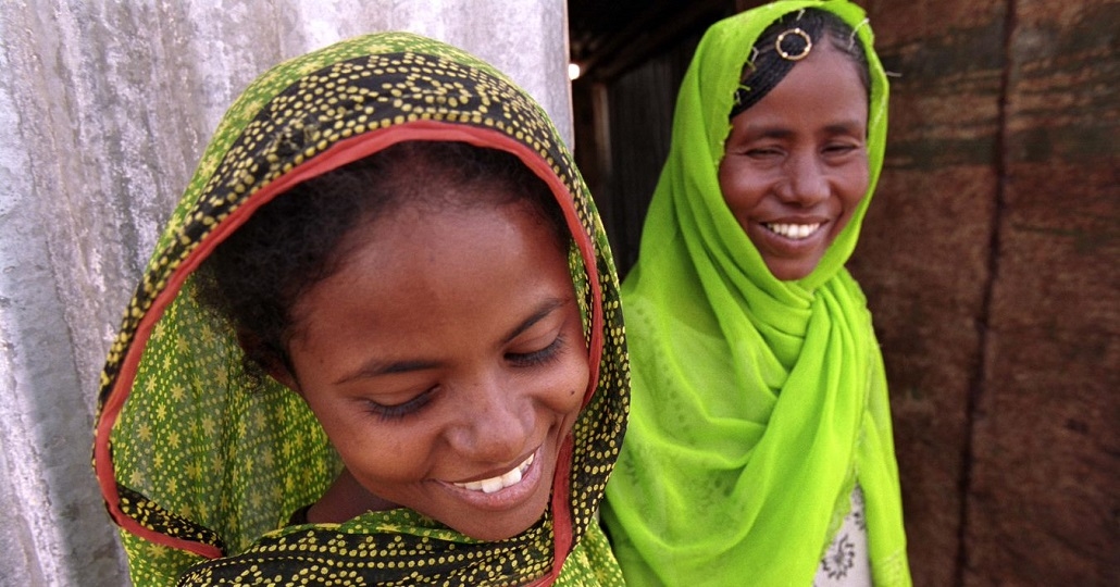 Quiz Frauen und Mädchen: Eritrea Caregirl laughing w mother in doorway