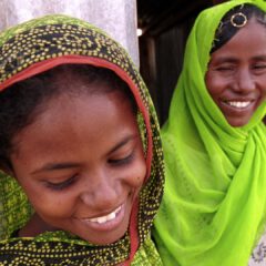 Quiz Frauen und Mädchen: Eritrea Caregirl laughing w mother in doorway