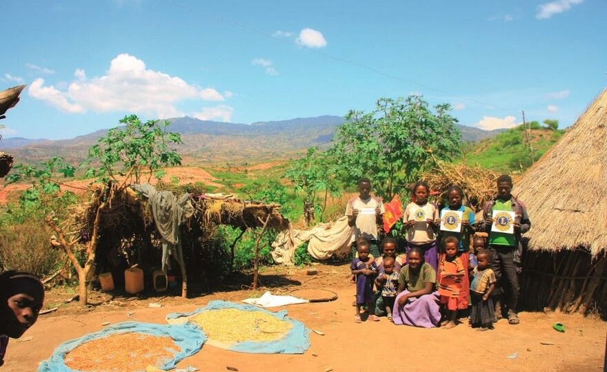 Farmerfamilie mit Ertrgägen aus Agrofirst-Wirtschaft_©ARS