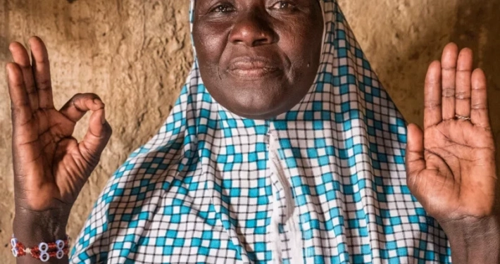 Klimaheldin Haoua Abdoulaye aus Niger baut trotz Trockenheit mit der Halbmond-Methode erfolgreich Getreide an_©CARE/Vlad Sokhin