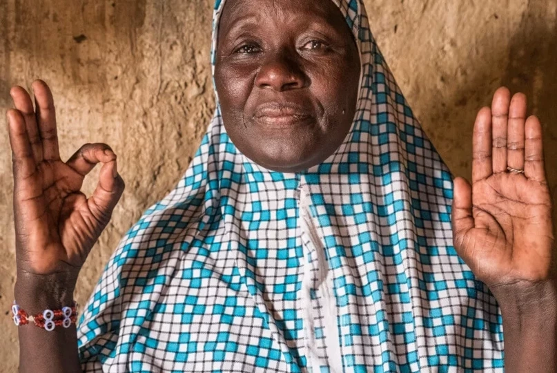Klimaheldin Haoua Abdoulaye aus Niger baut trotz Trockenheit mit der Halbmond-Methode erfolgreich Getreide an_©CARE/Vlad Sokhin