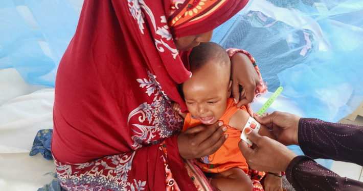 Somalia: Mutter Hodan mit unterernährtem Sohn Abdirahman_©CARE Deutschland / Sarah Easter