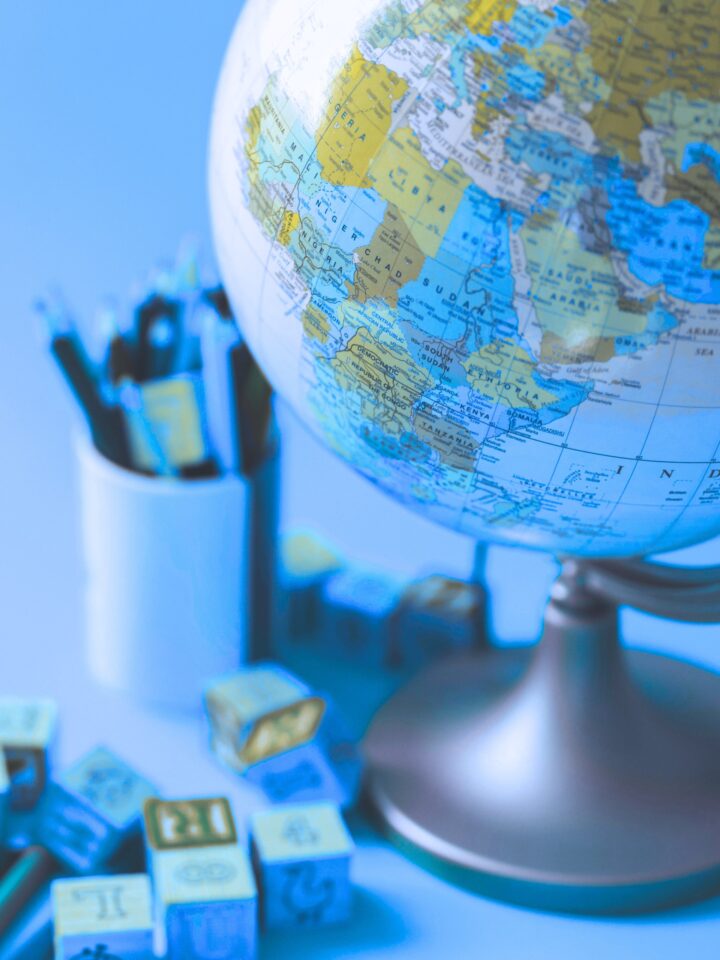 blau_Globus-im-Schulumfeld_unsplash_alexandr-podvalny