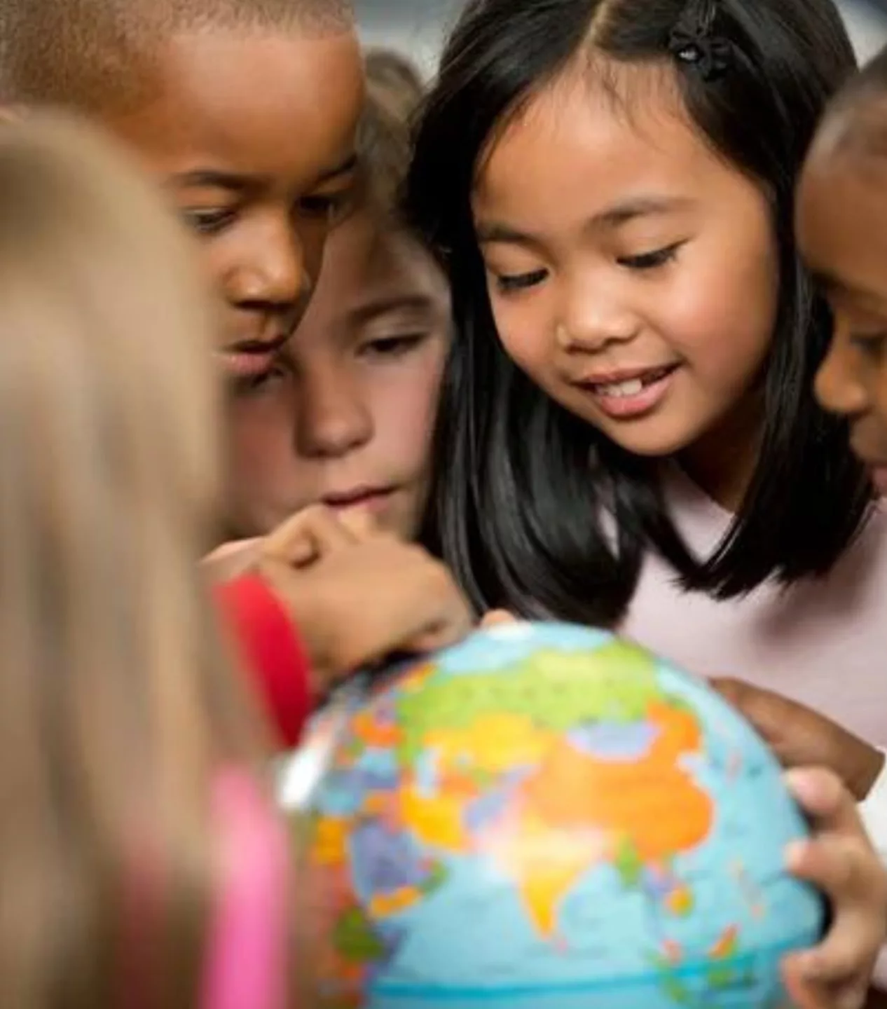 hoch_Kinder-vor-Weltkugel_canva_Fat-camera