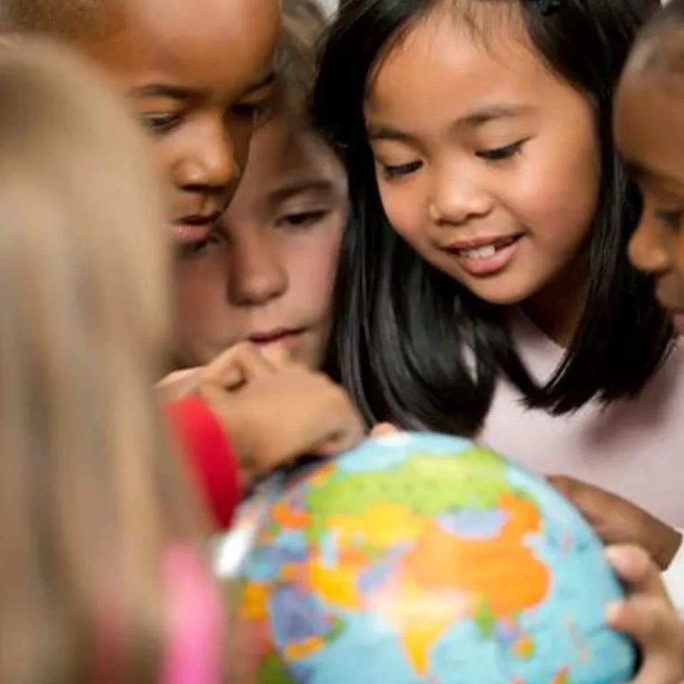 hoch_Kinder-vor-Weltkugel_canva_Fat-camera