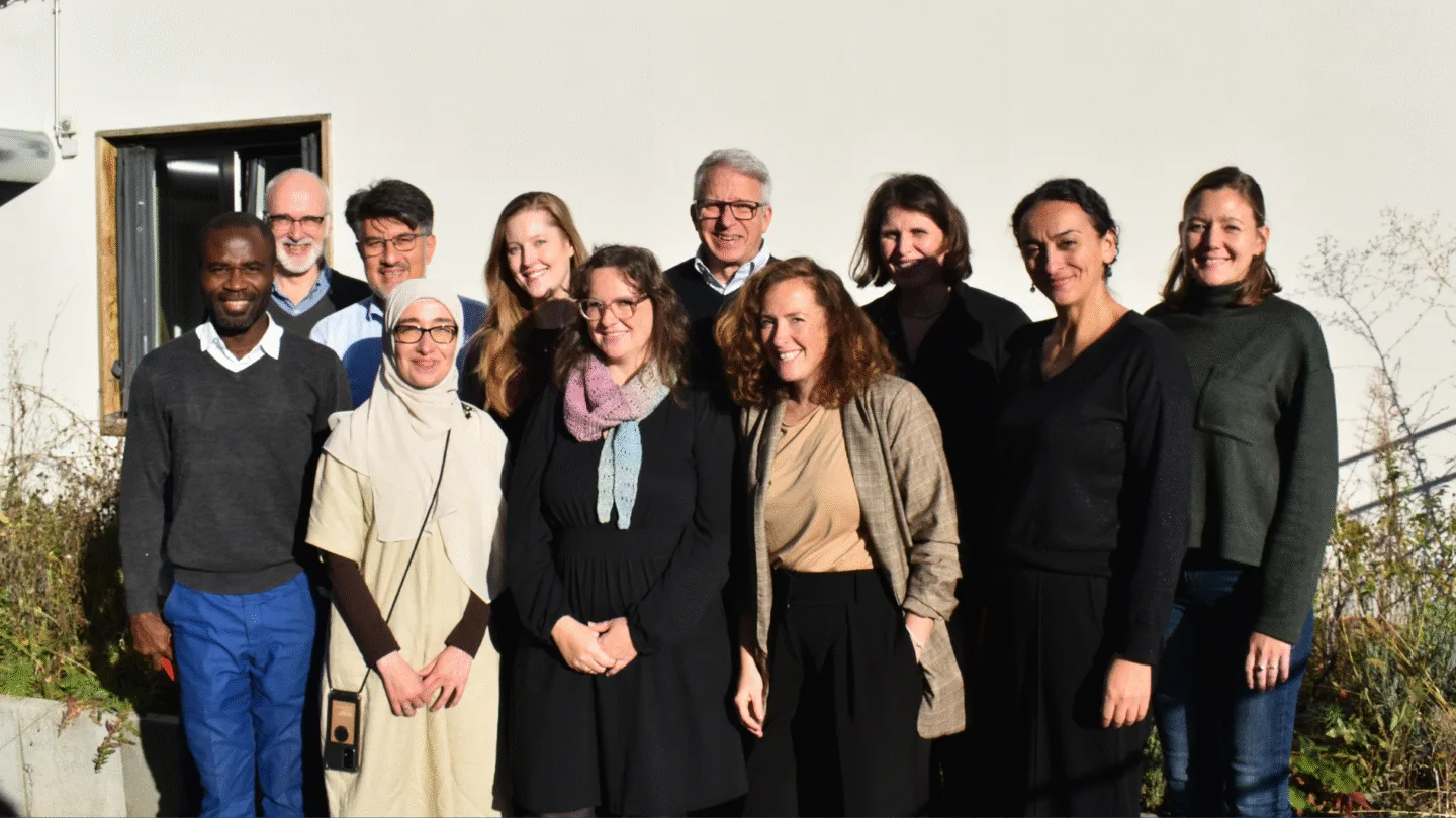 Gruppenfoto der Vertreter*innen der Mitgliedsorganisationen, des Vorstands & Koordinationsteams von Gemeinsam für Afrika - Mitgliederversammlung 2024