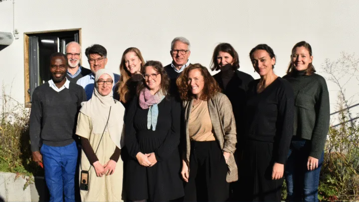 Gruppenfoto der Vertreter*innen der Mitgliedsorganisationen, des Vorstands & Koordinationsteams von Gemeinsam für Afrika - Mitgliederversammlung 2024